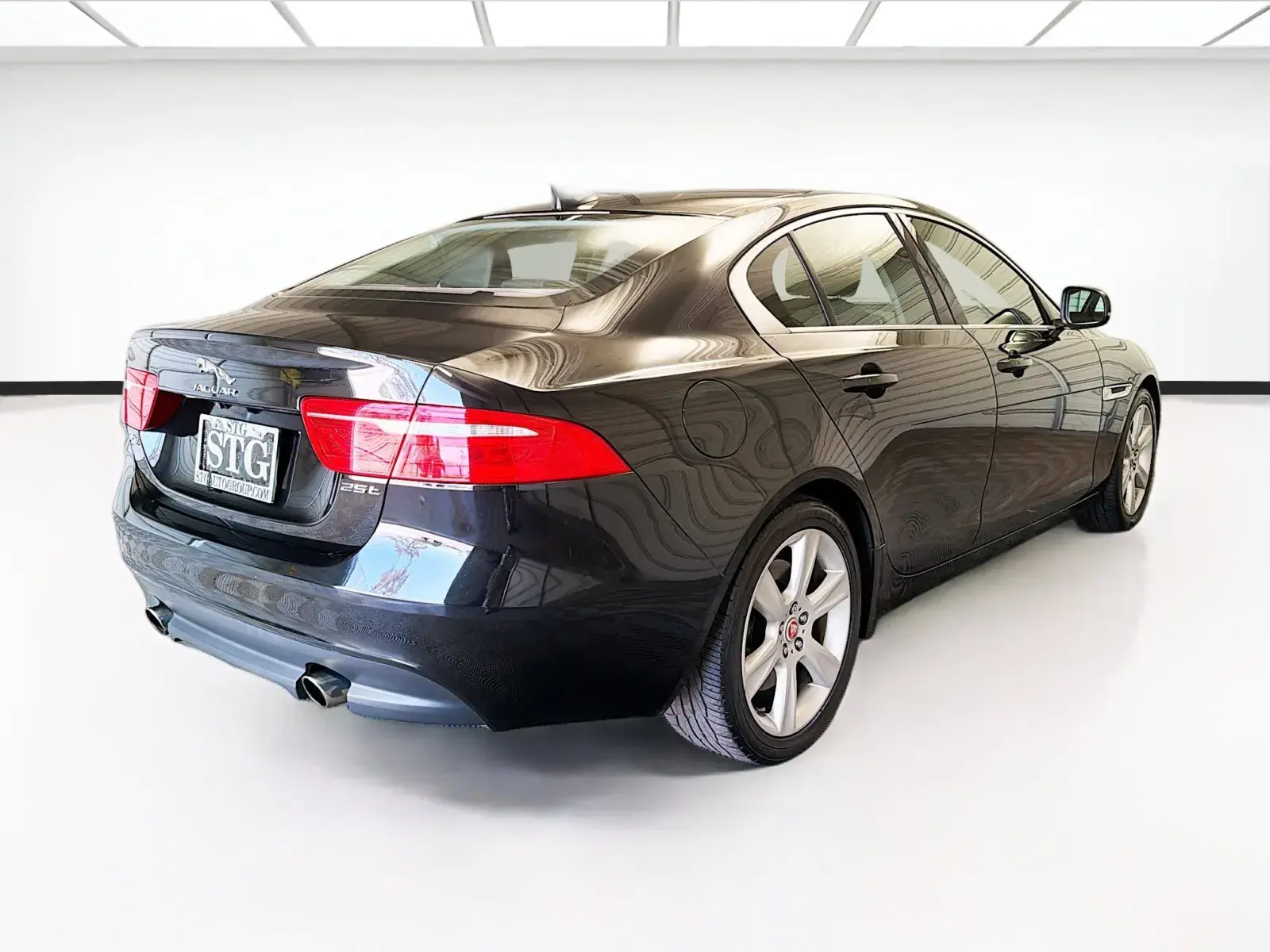2017 Jaguar XE 25t Prestige photo 4
