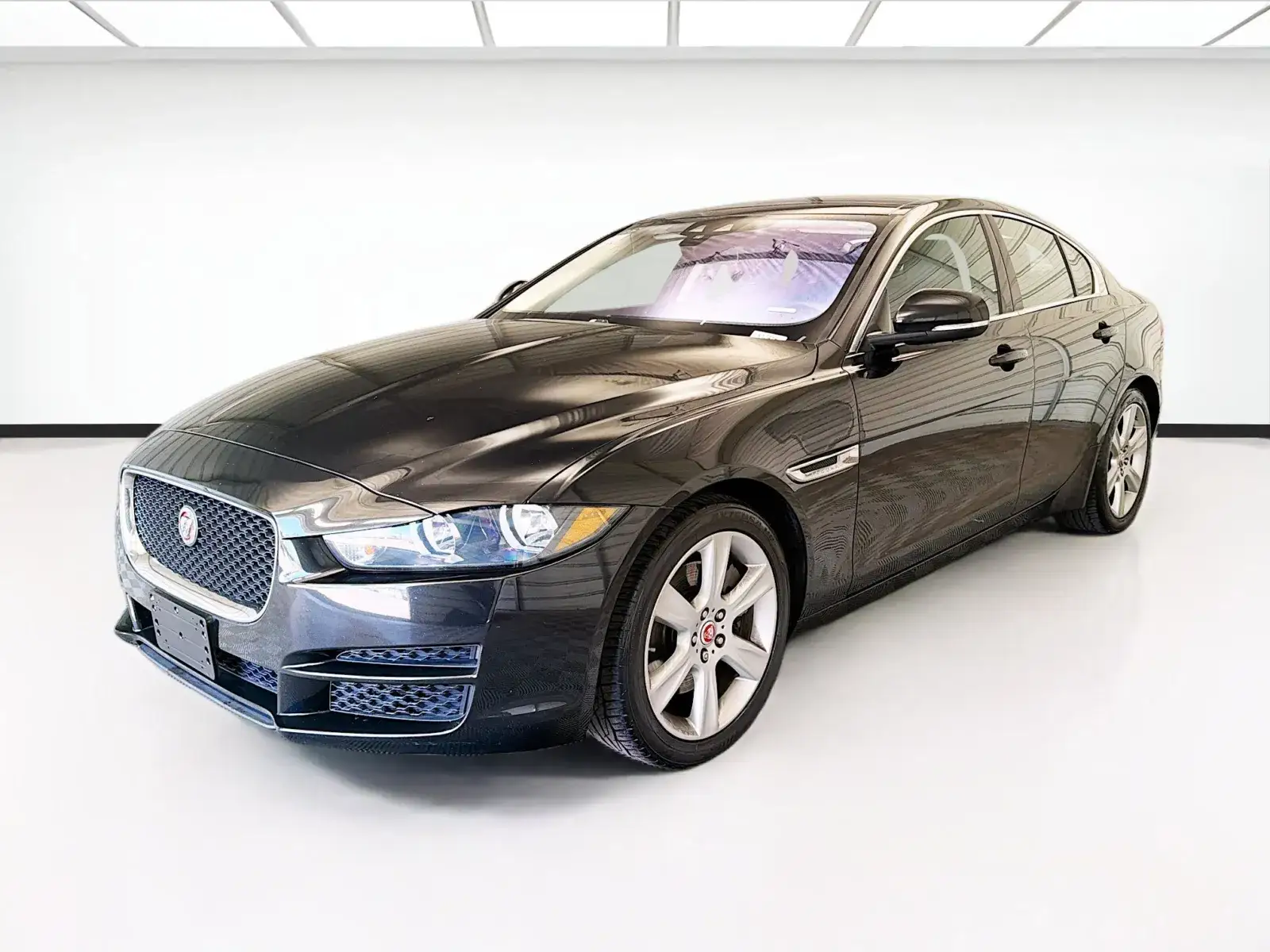 2017 Jaguar XE 25t Prestige photo 1