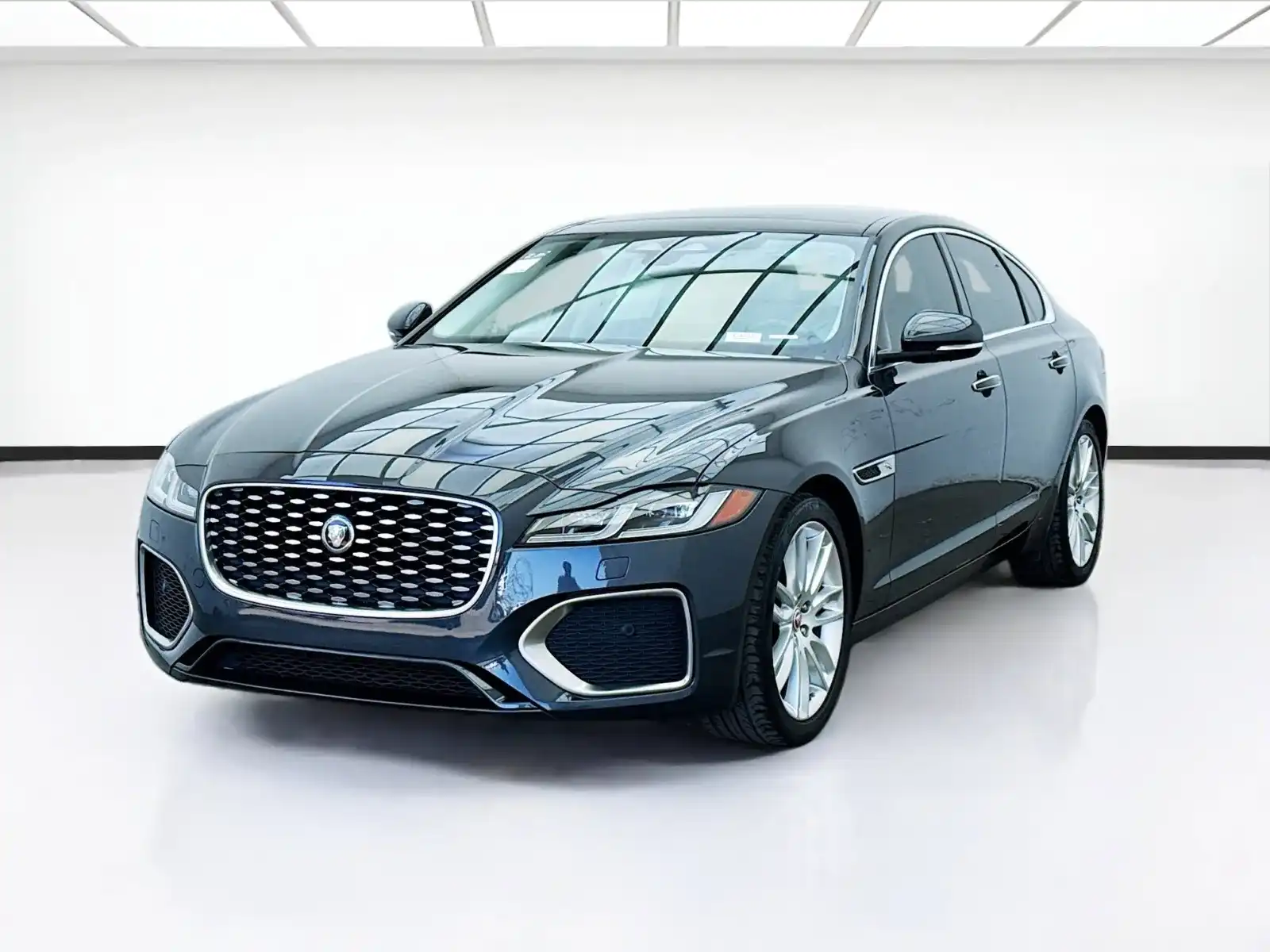 2022 Jaguar XF P250 SE's photo