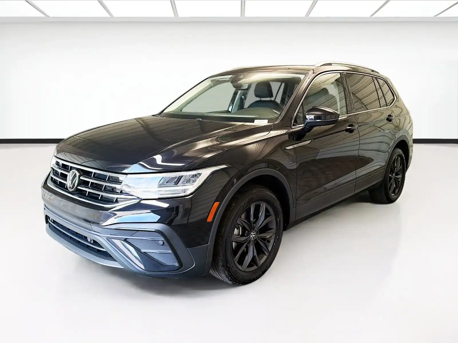 2023 Volkswagen Tiguan 2.0T SE's photo
