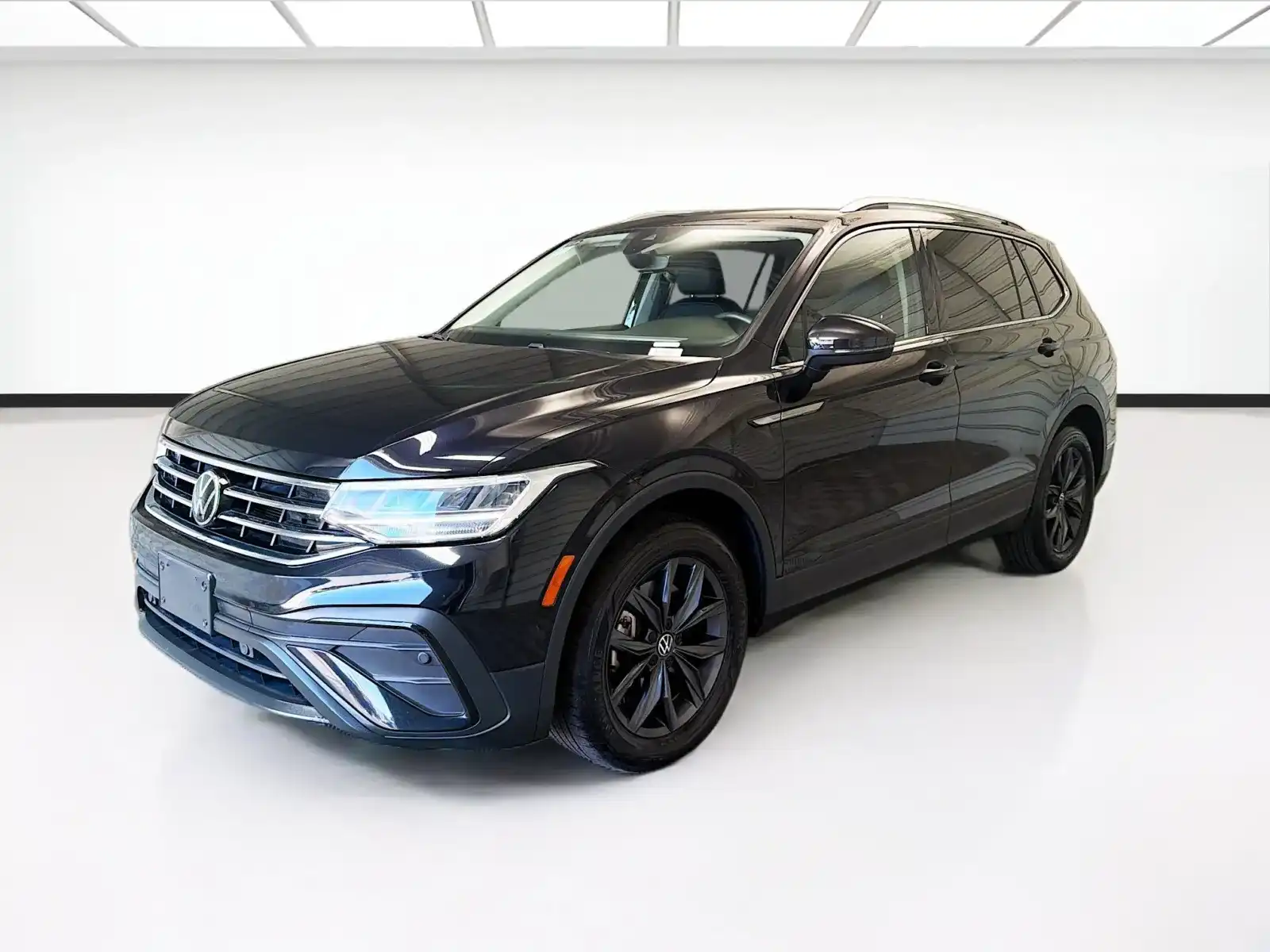 2023 Volkswagen Tiguan 2.0T SE's photo