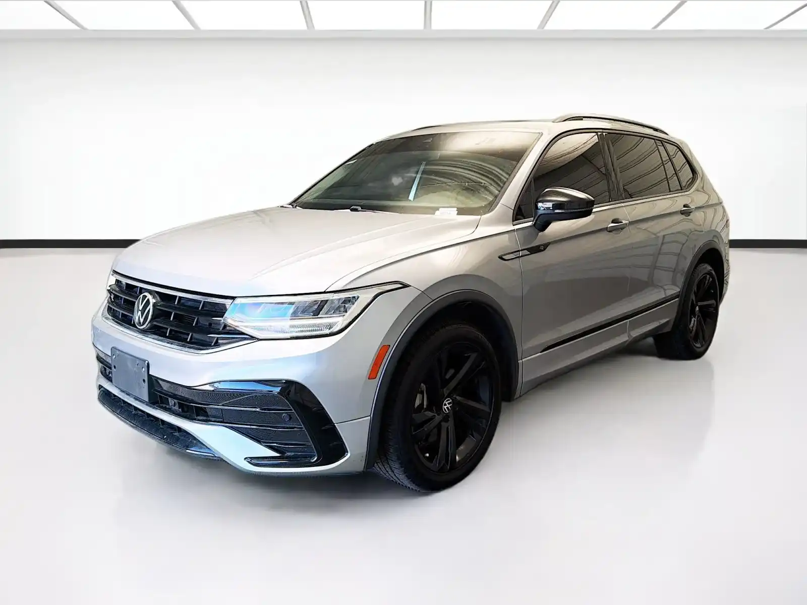 2023 Volkswagen Tiguan 2.0T SE R-Line Black's photo