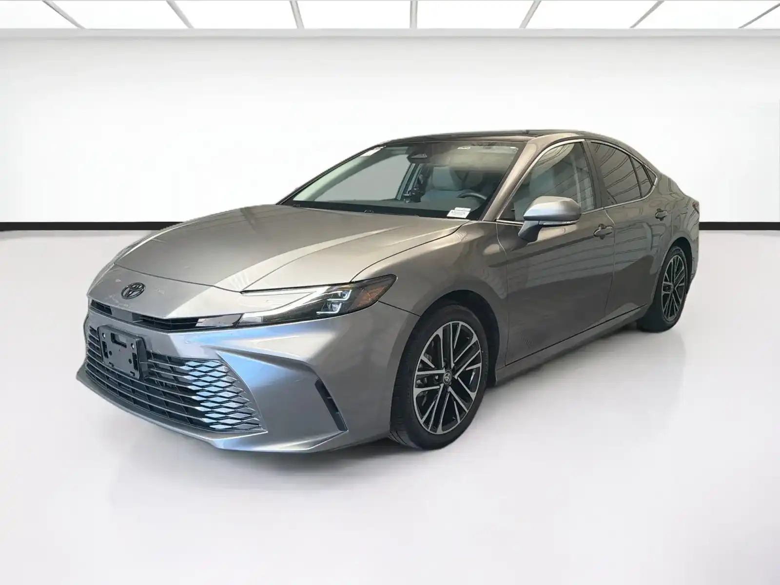2025 Toyota Camry XLE Hybrid's photo