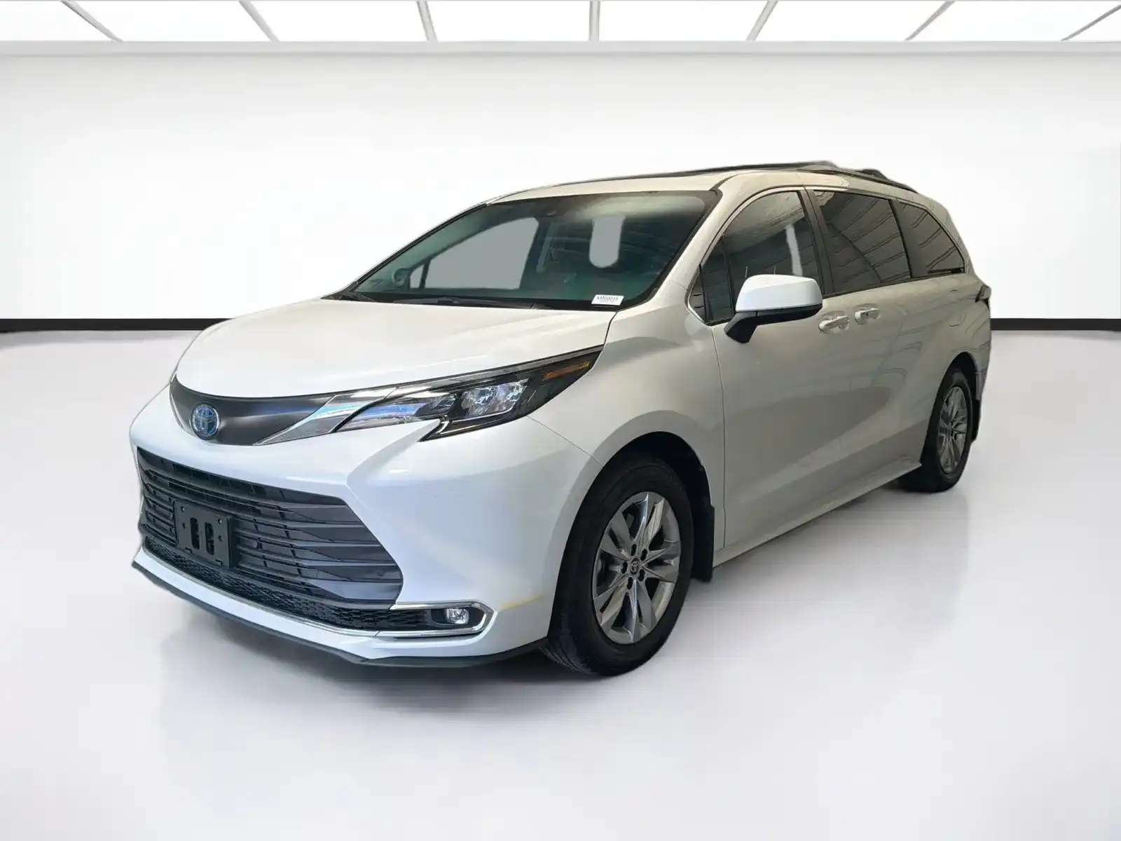 2024 Toyota Sienna XLE 7-Passenger Hybrid FWD's photo