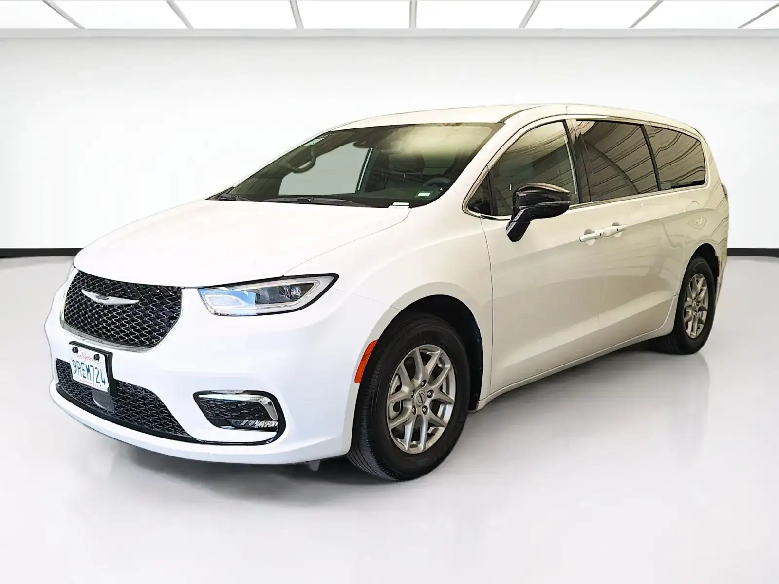 2025 Chrysler Pacifica Select's photo