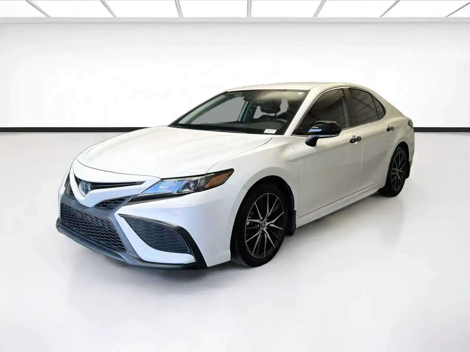 2024 Toyota Camry SE Hybrid's photo