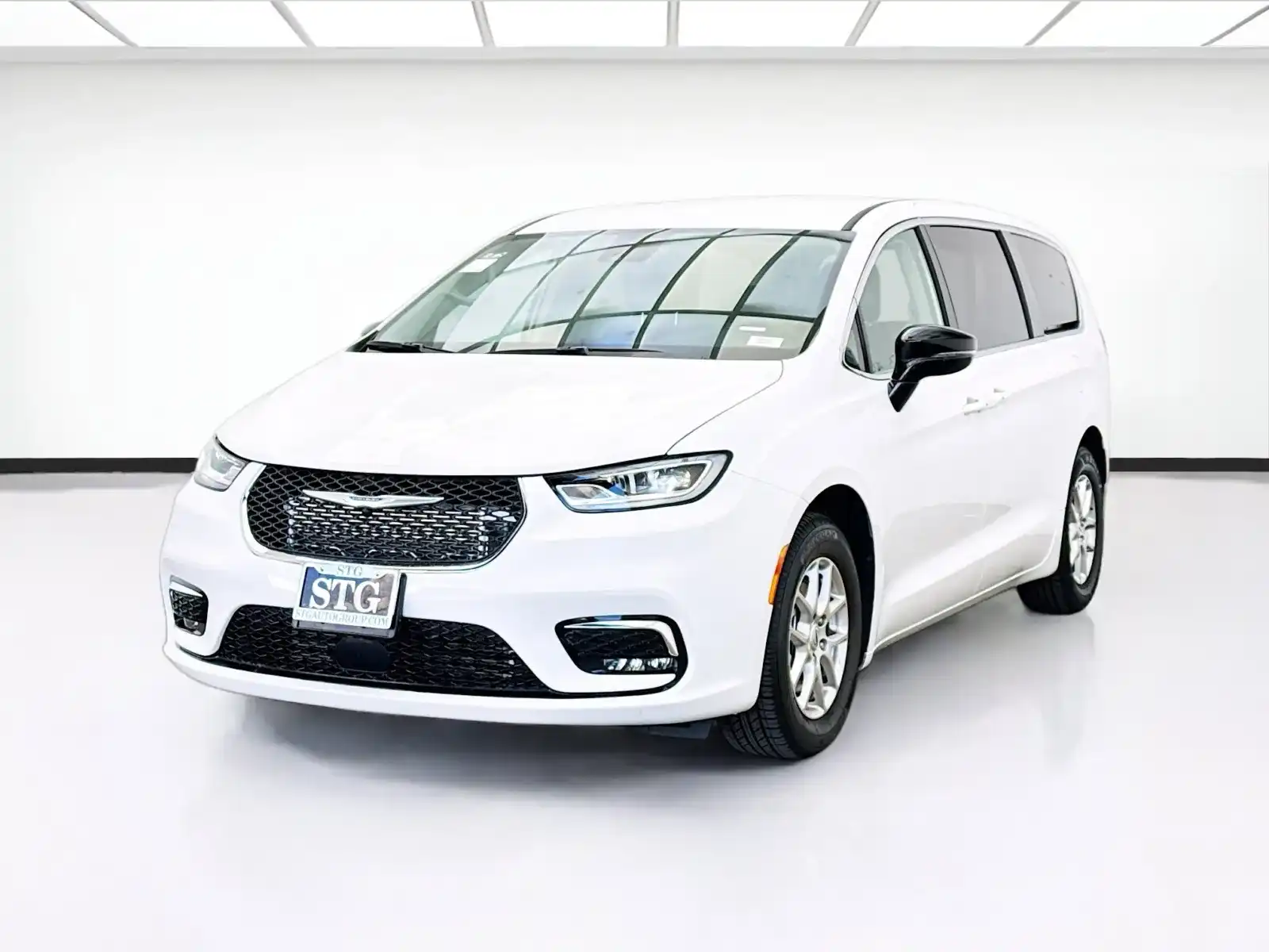 2024 Chrysler Pacifica Touring L's photo