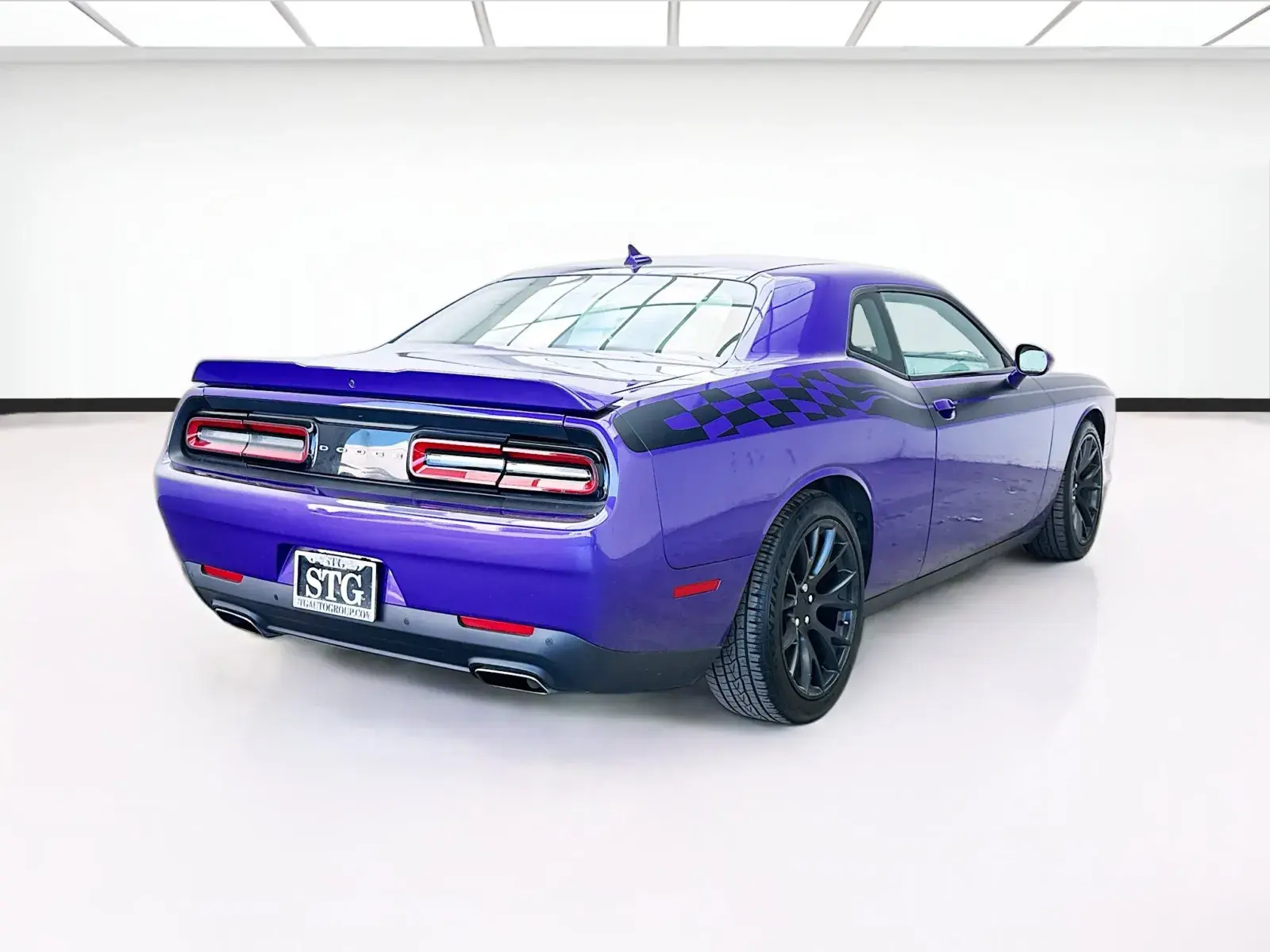 2016 Dodge Challenger SXT Plus photo 4