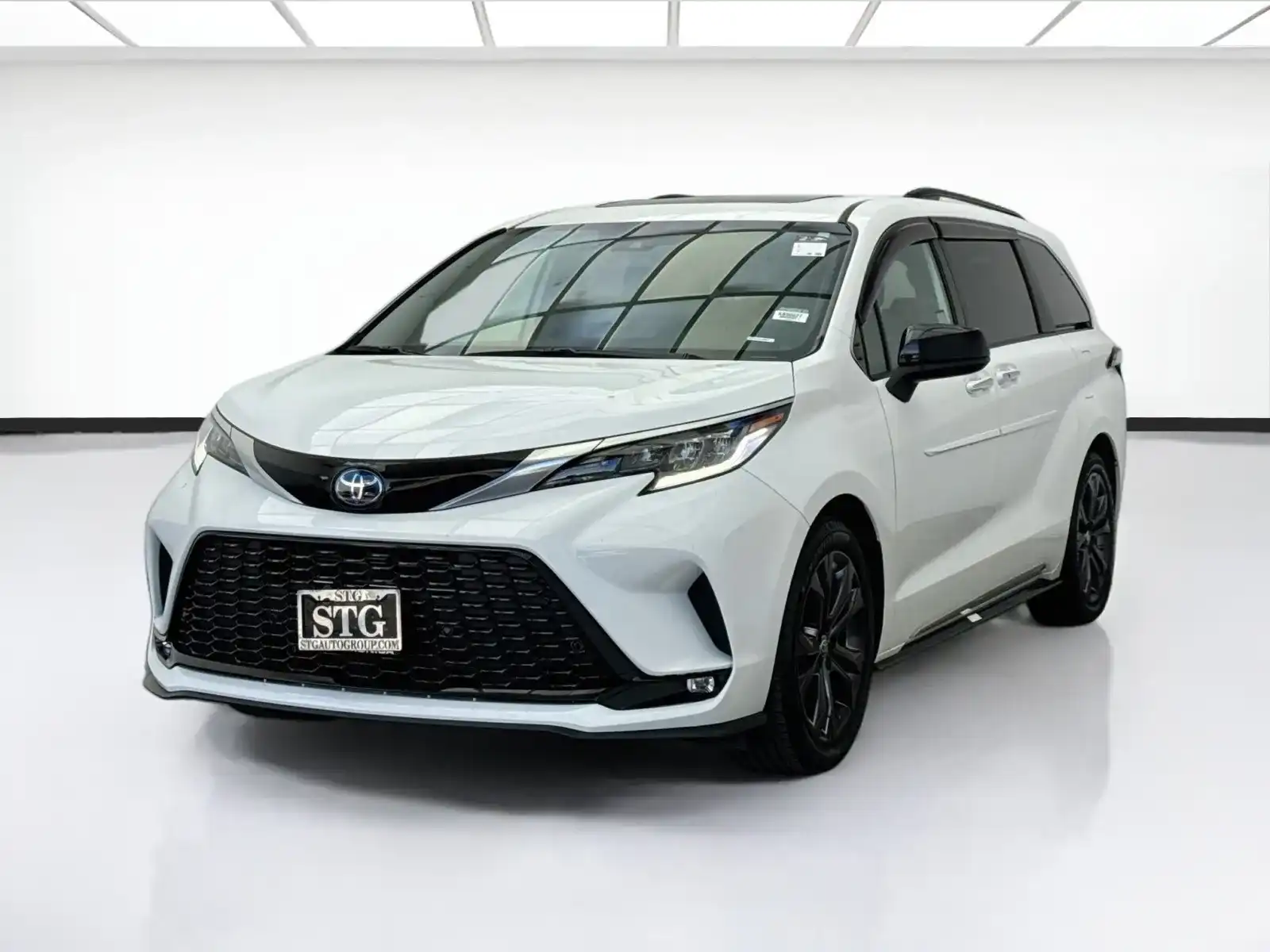 2022 Toyota Sienna XSE 7-Passenger Hybrid FWD's photo