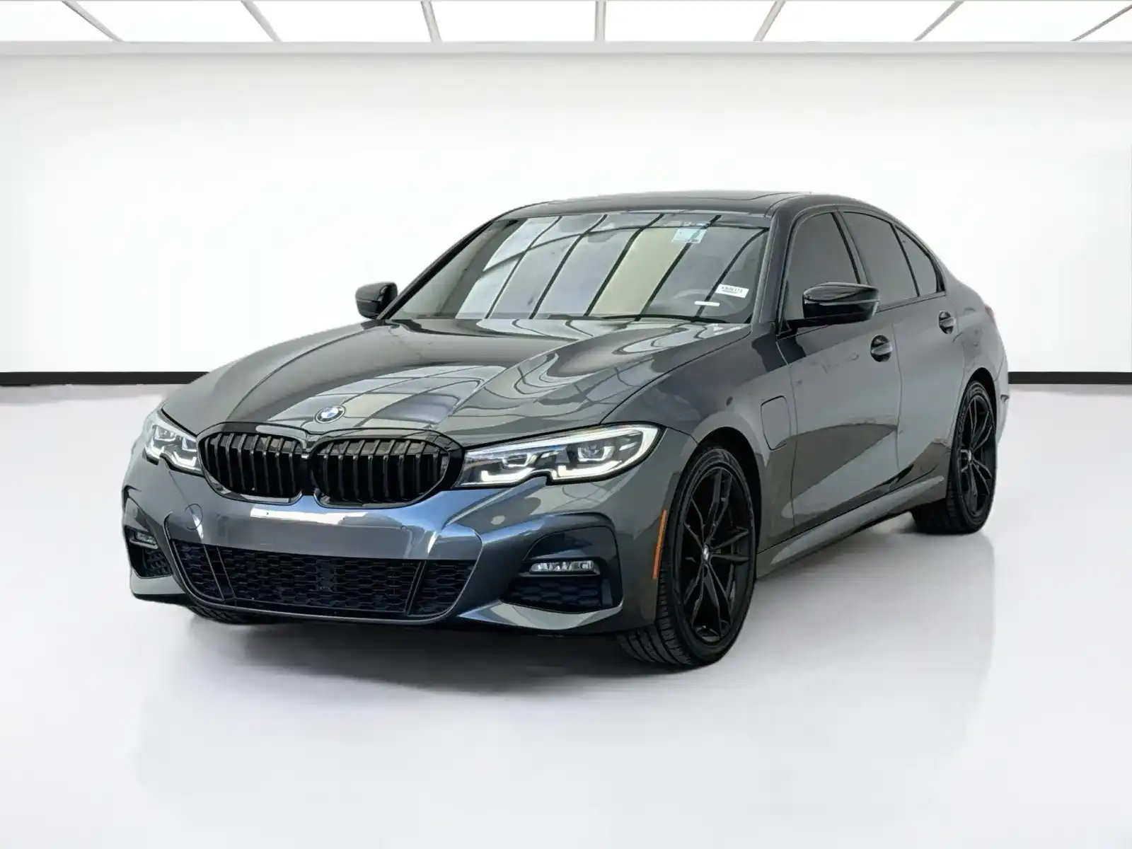 2021 BMW 3 Series 330e Sedan's photo