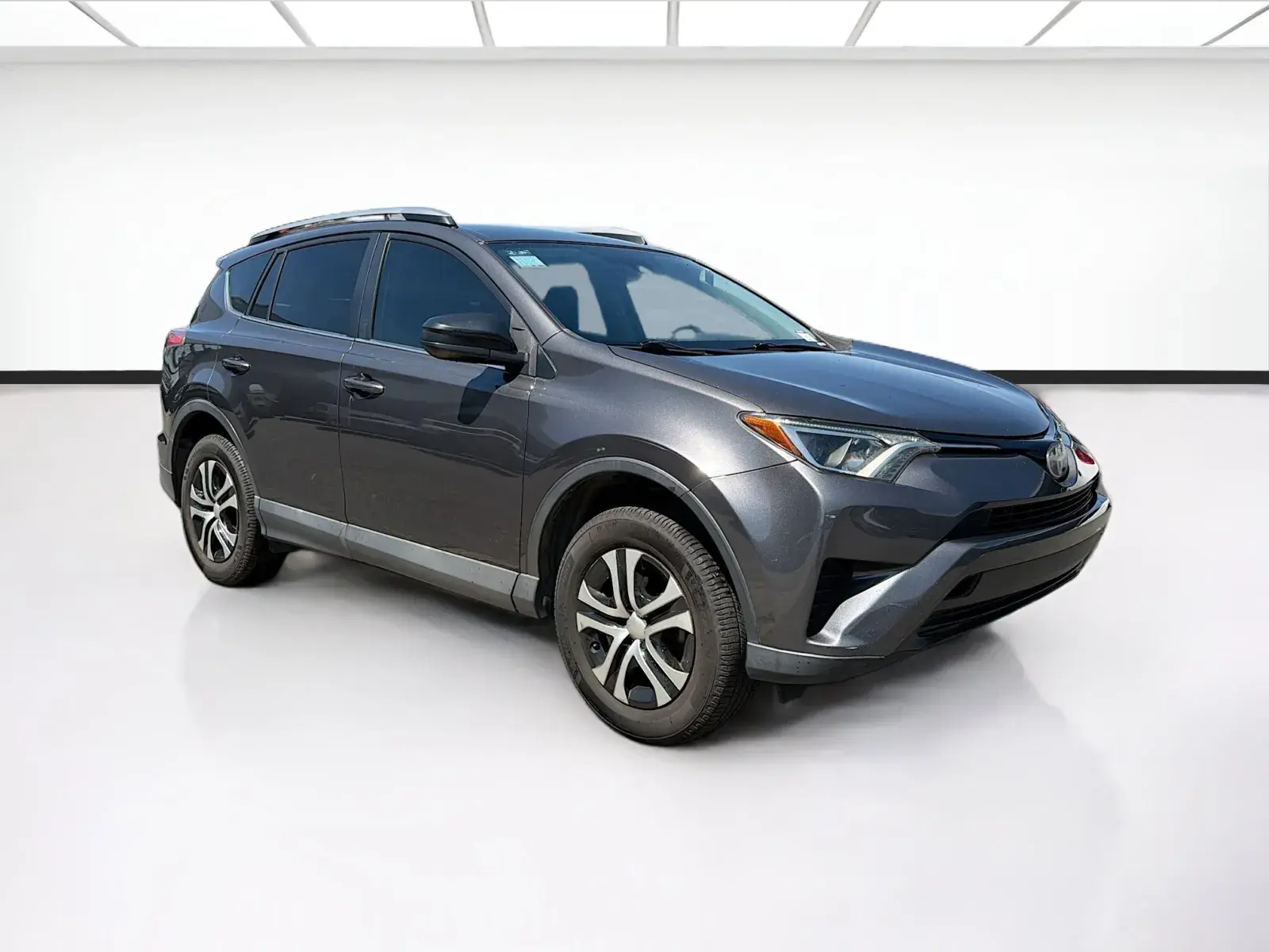 2017 Toyota RAV4 LE photo 3