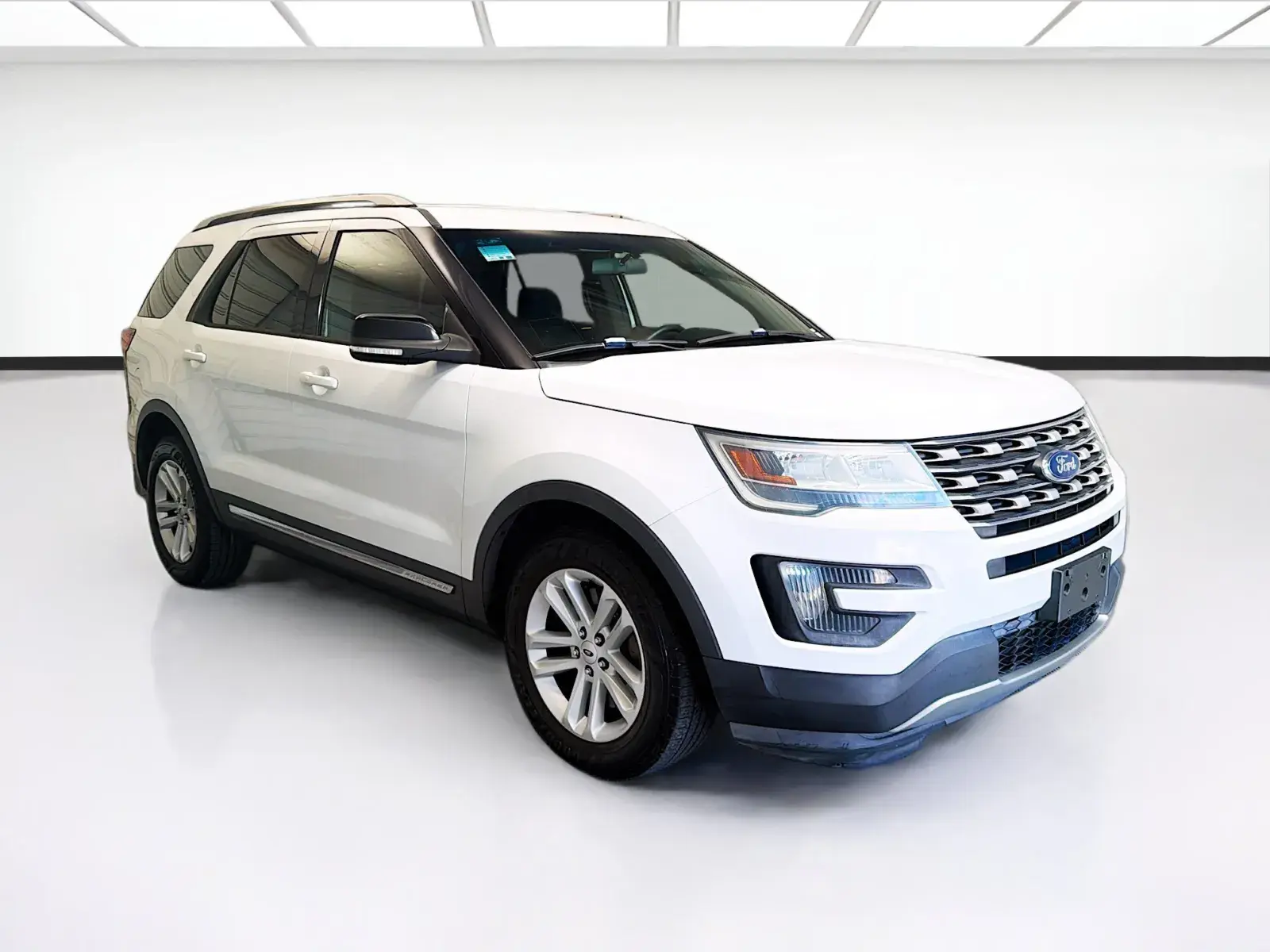 2016 Ford Explorer XLT FWD photo 3
