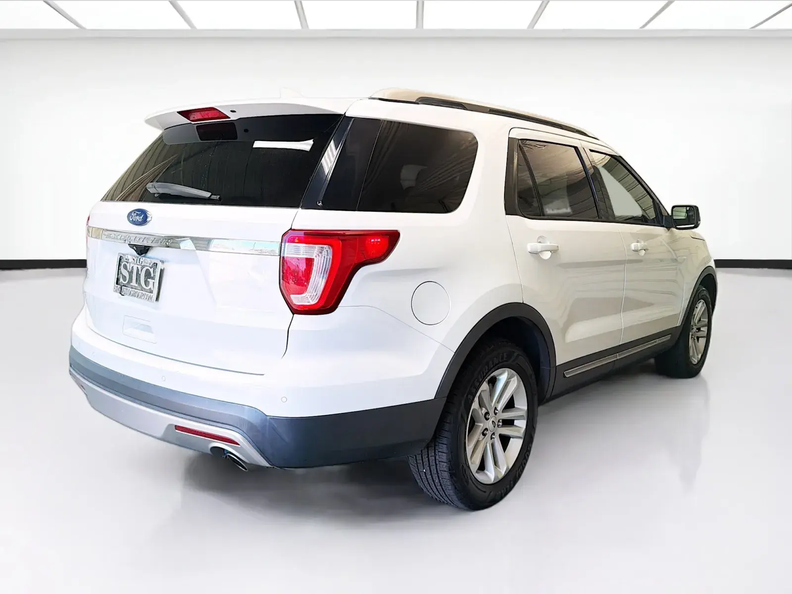 2016 Ford Explorer XLT FWD photo 4