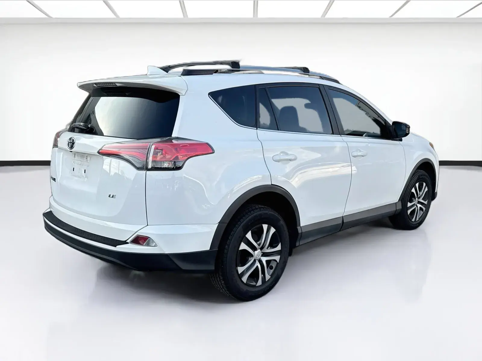 2017 Toyota RAV4 LE photo 4