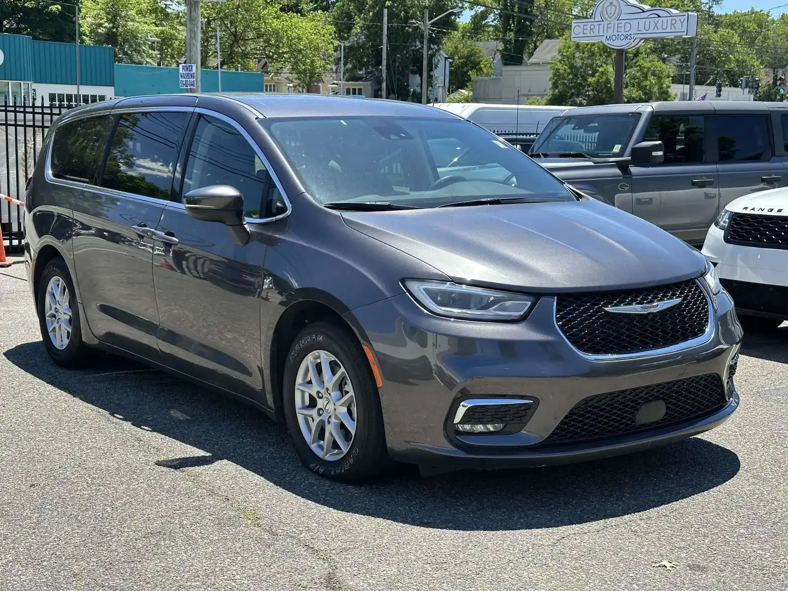 2023 Chrysler Pacifica Touring L's photo