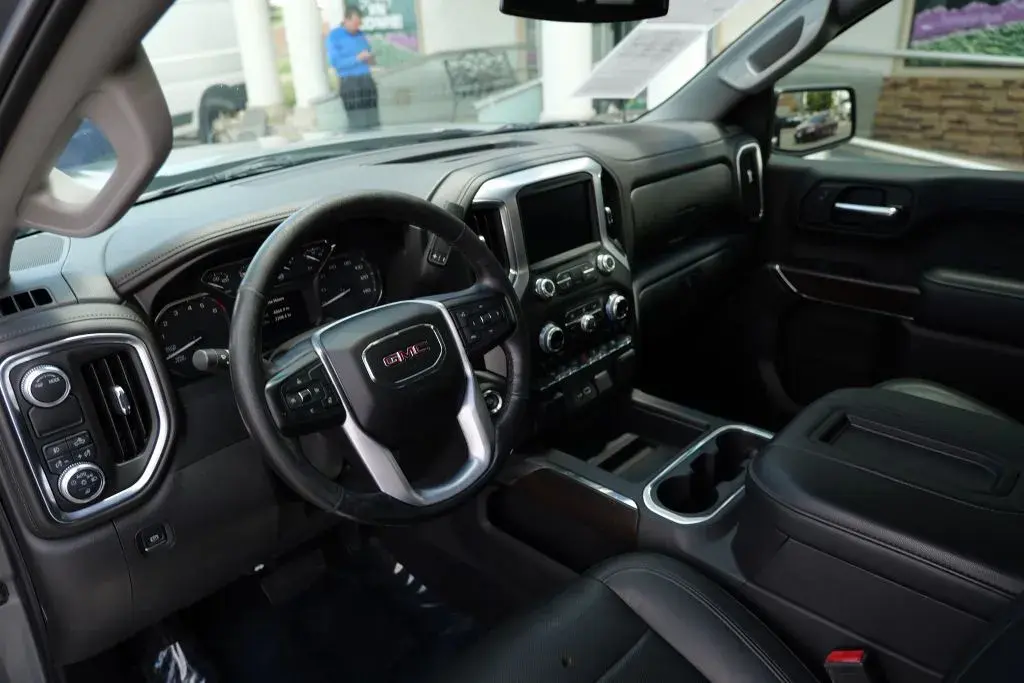2020 GMC Sierra 2WD Crew Cab Short Box SLT photo 4
