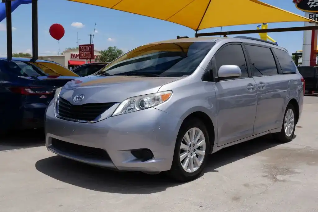 2013 Toyota Sienna LE V6 AWD 7-Passenger's photo