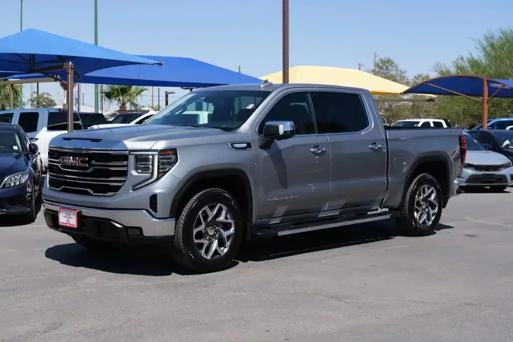 2023 GMC Sierra 4WD Crew Cab Short Box SLT's photo