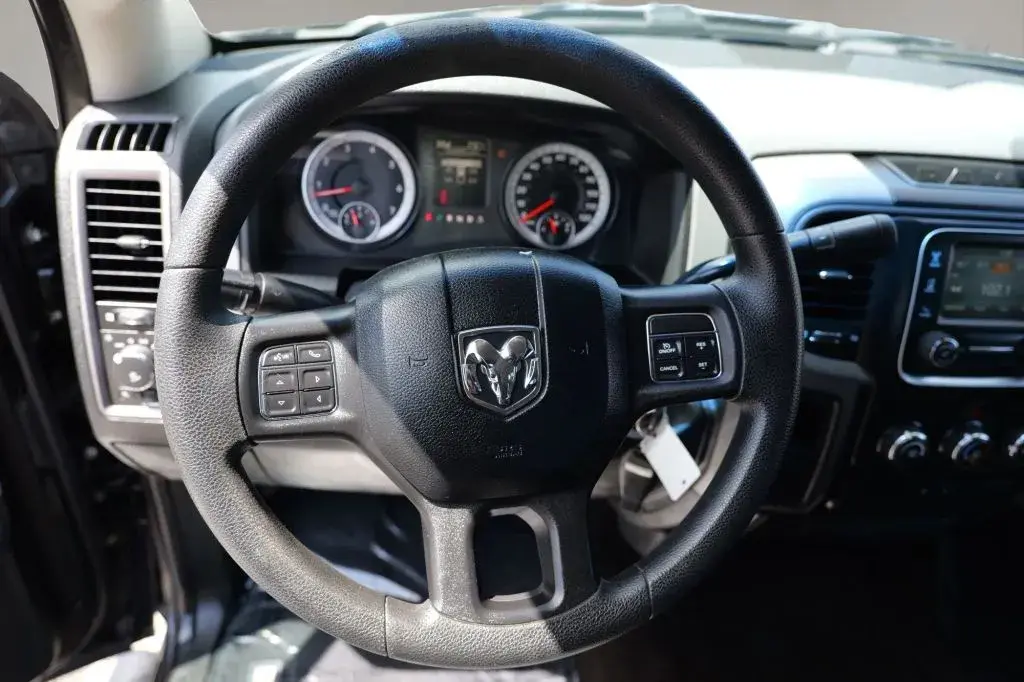 2015 RAM 1500 Express Crew Cab photo 5