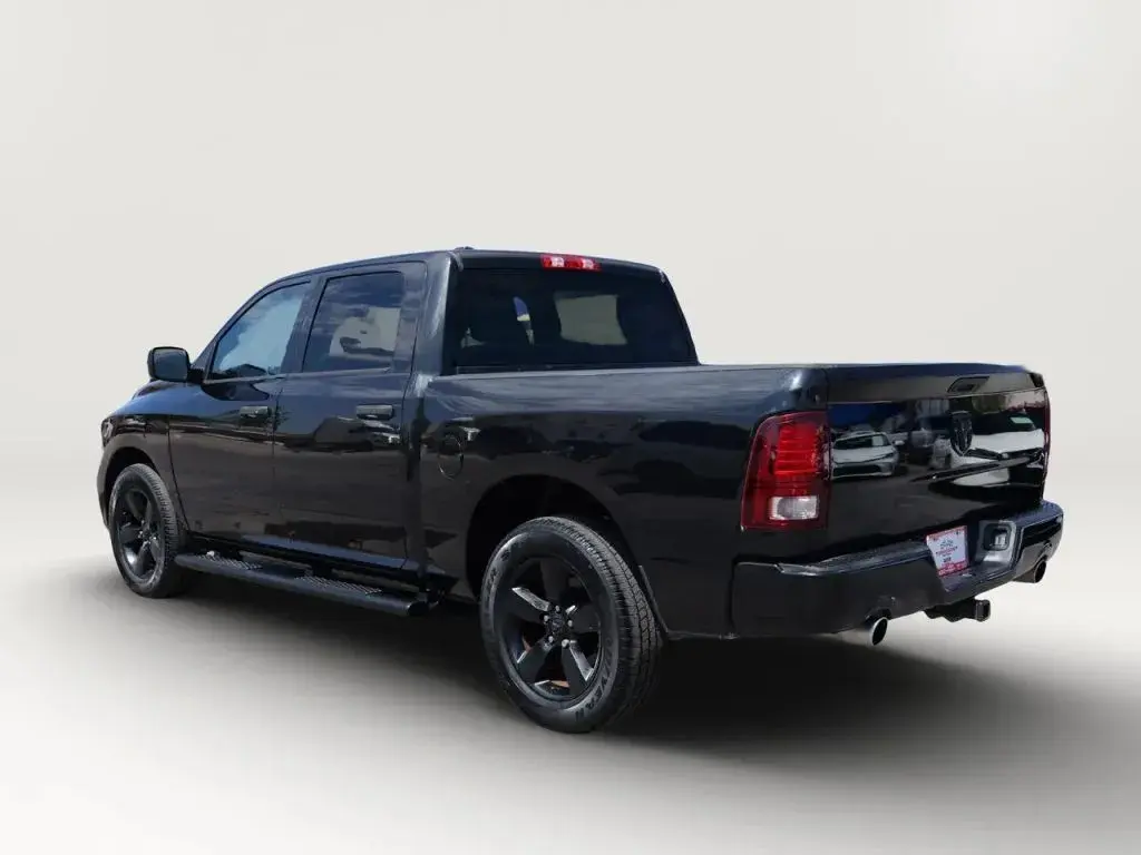 2015 RAM 1500 Express Crew Cab photo 3