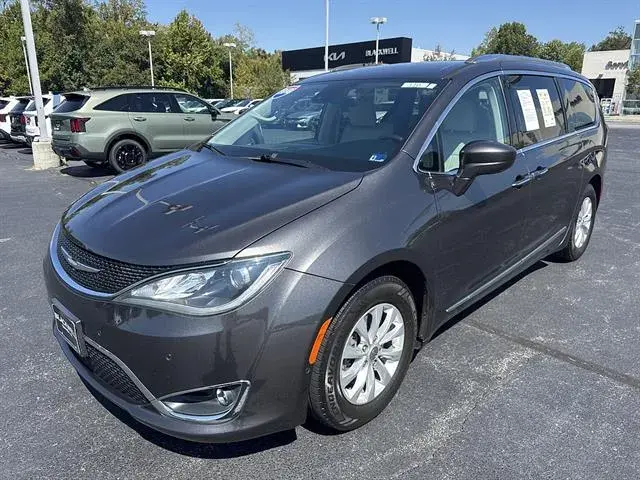 2018 Chrysler Pacifica Touring L Plus photo 3