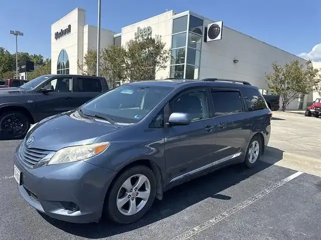 2016 Toyota Sienna LE V6 7-Passenger Access Seat's photo
