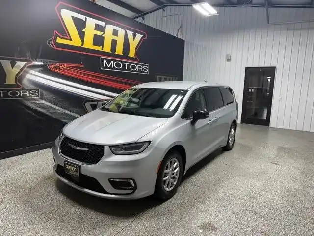 2024 Chrysler Pacifica Touring L's photo