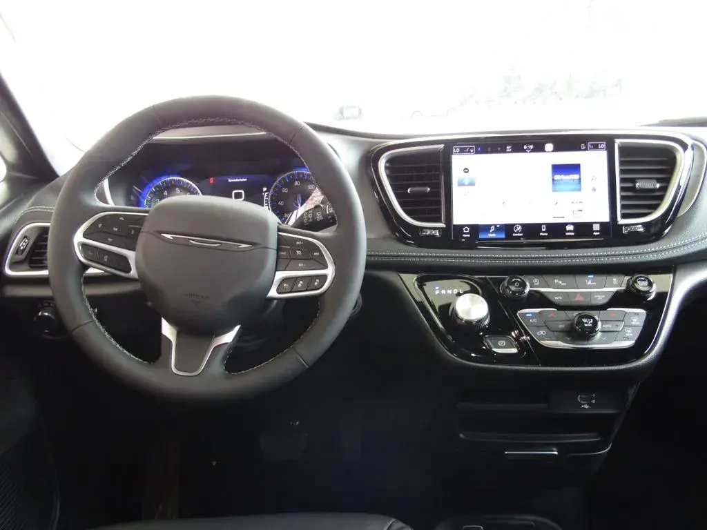 2027 Chrysler Pacifica Select AWD photo 5