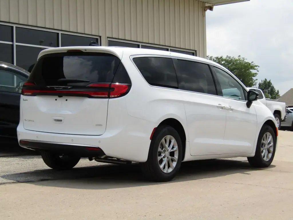 2027 Chrysler Pacifica Select AWD photo 3
