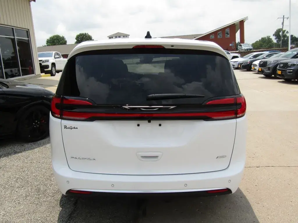 2027 Chrysler Pacifica Select AWD photo 4