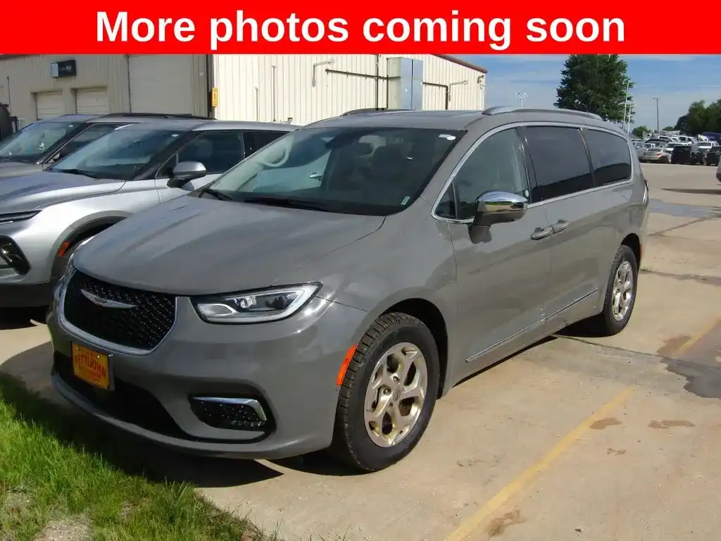 2021 Chrysler Pacifica Limited's photo