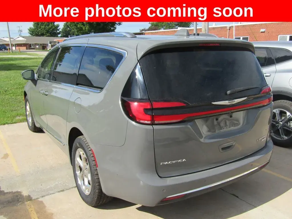 2021 Chrysler Pacifica Limited photo 3