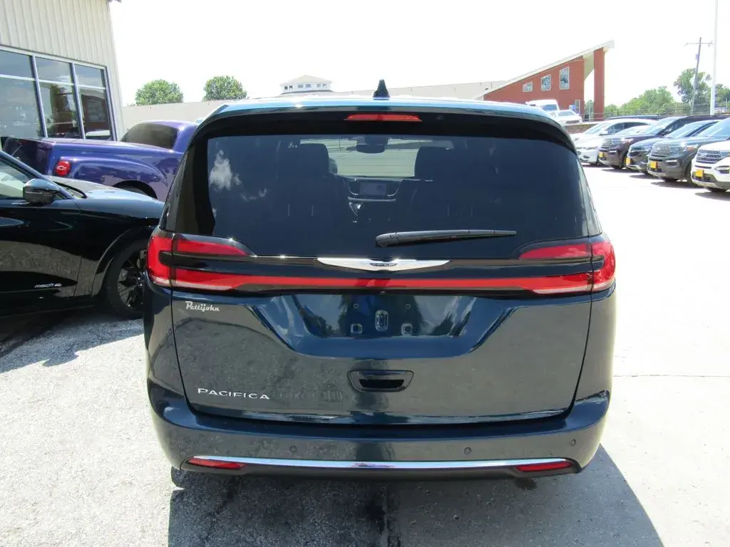 2025 Chrysler Pacifica Select photo 4