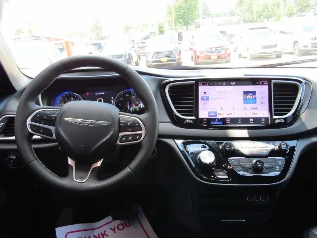 2025 Chrysler Pacifica Select photo 5