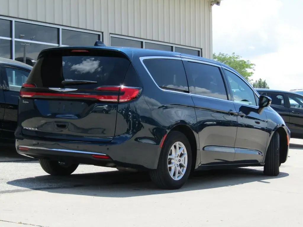 2025 Chrysler Pacifica Select photo 3