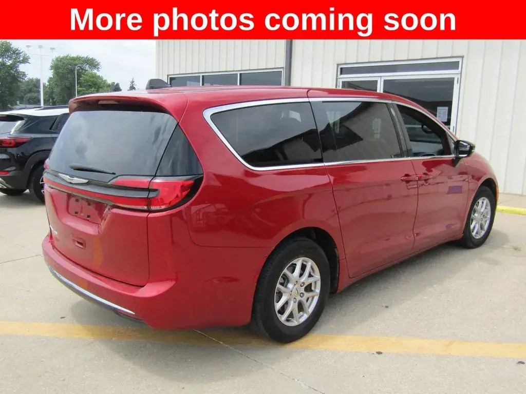 2025 Chrysler Pacifica Select photo 5