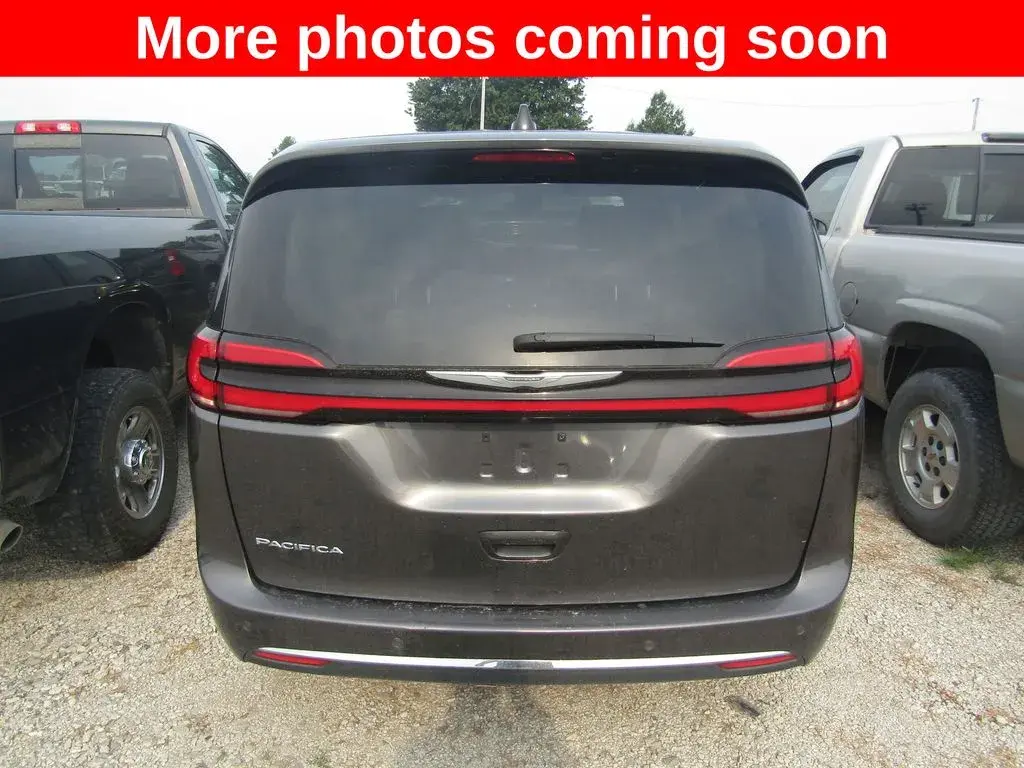 2023 Chrysler Pacifica Touring L photo 4