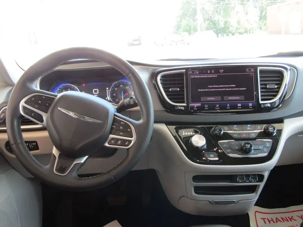 2023 Chrysler Pacifica Touring L photo 5