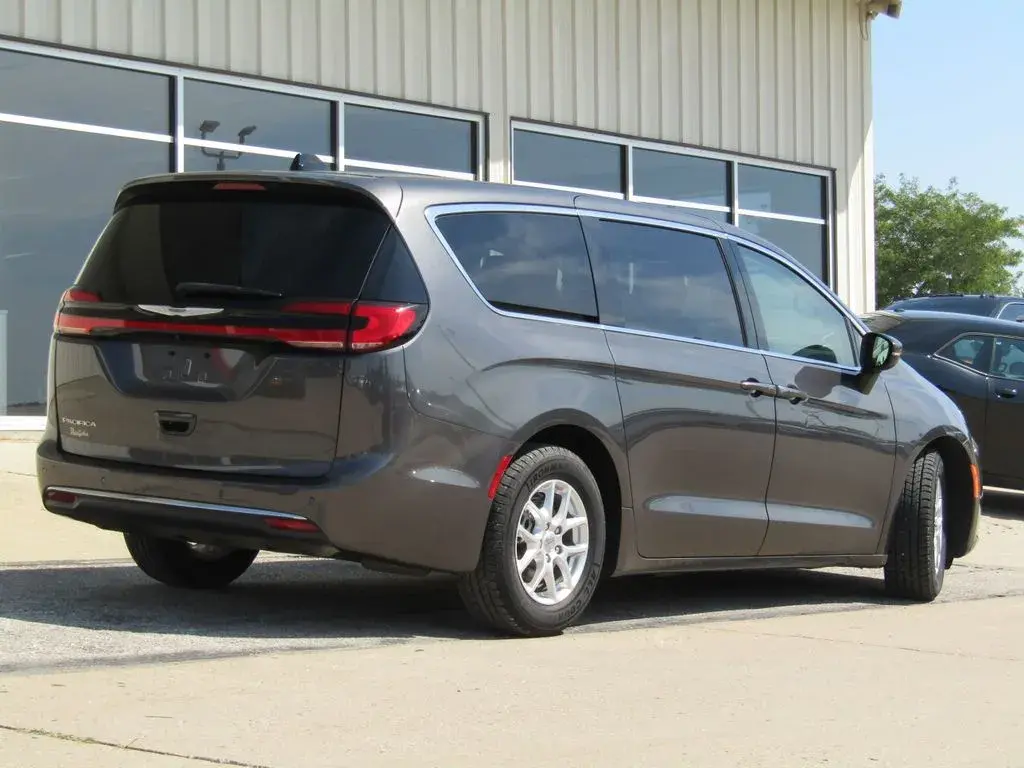 2023 Chrysler Pacifica Touring L photo 3