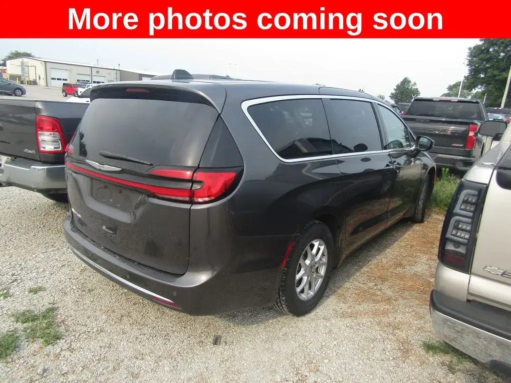 2023 Chrysler Pacifica Touring L photo 5