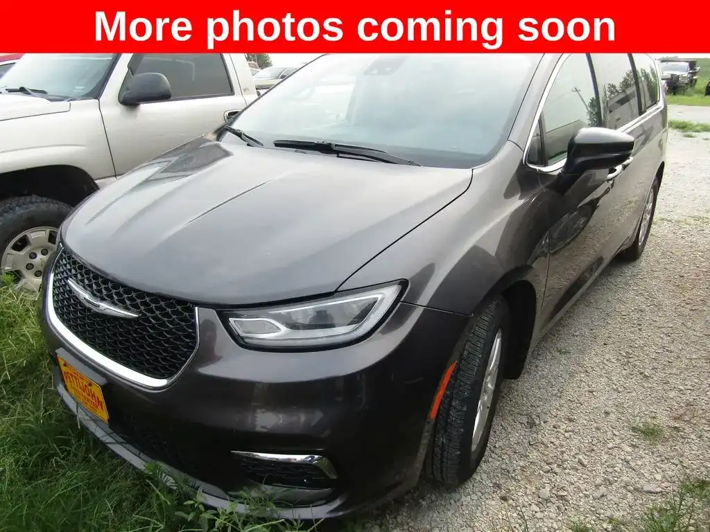 2023 Chrysler Pacifica Touring L's photo