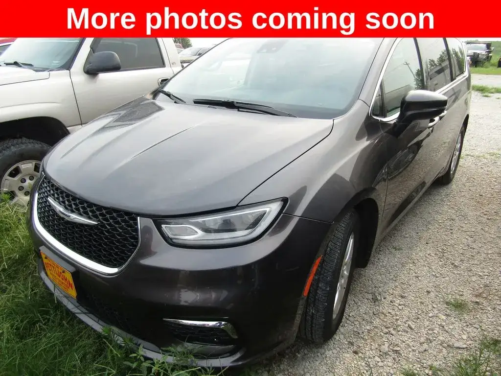 2023 Chrysler Pacifica Touring L photo 1