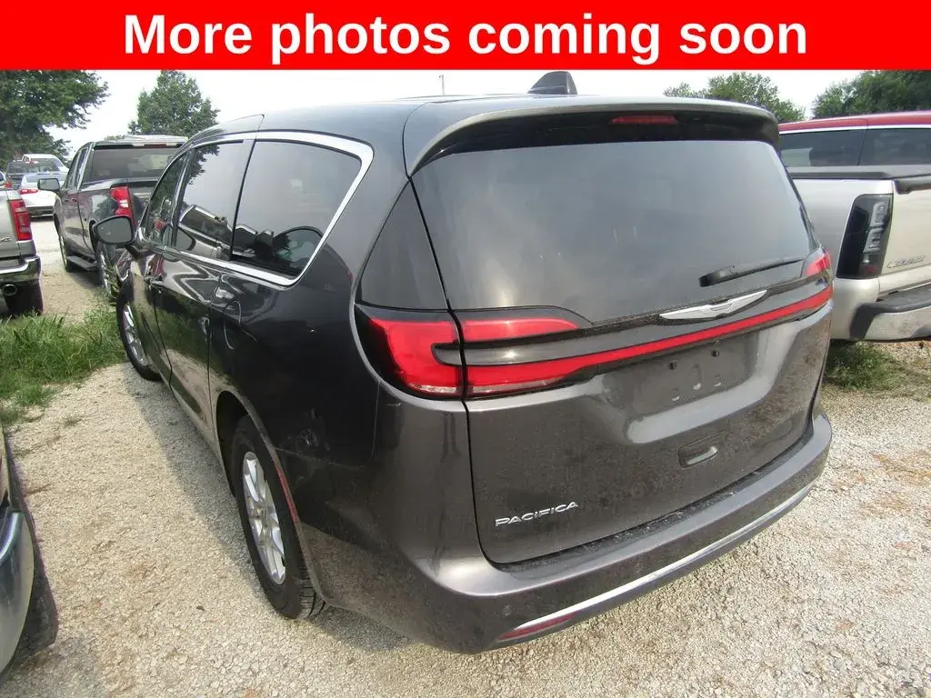 2023 Chrysler Pacifica Touring L photo 3