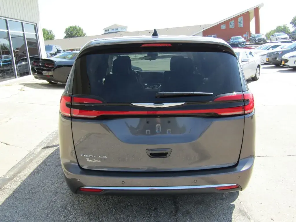 2023 Chrysler Pacifica Touring L photo 4