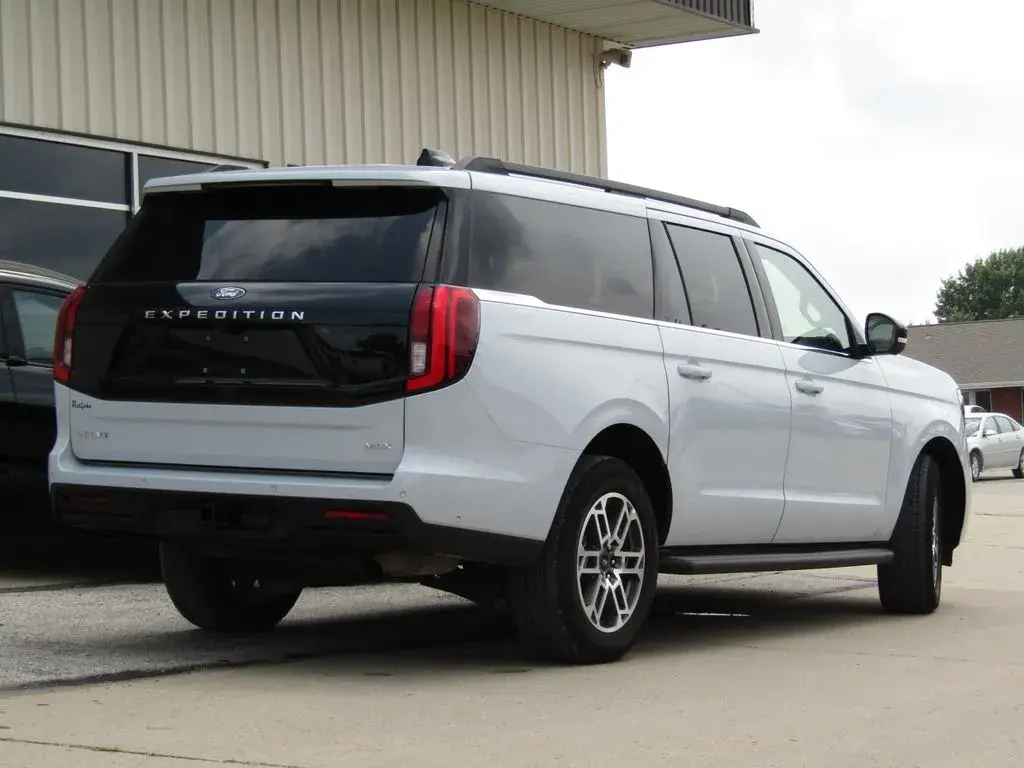 2025 Ford Expedition Active MAX 4x4 photo 3