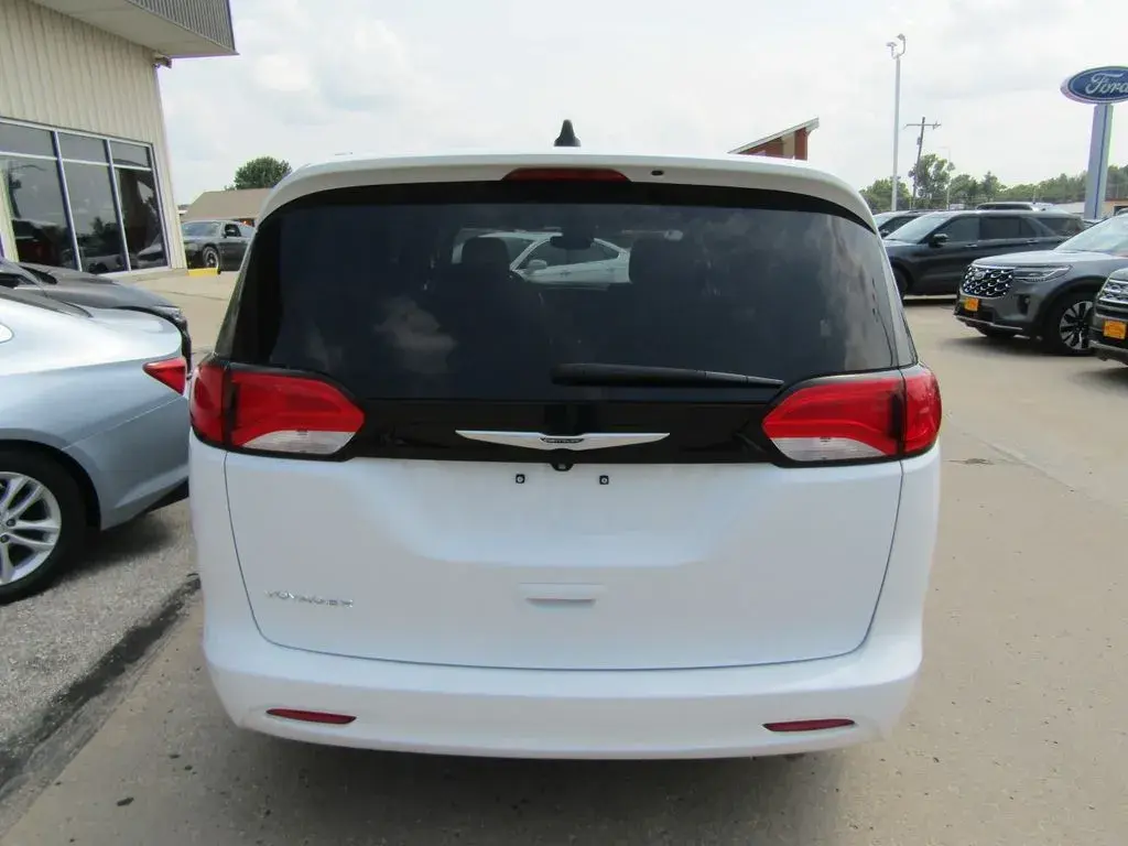 2023 Chrysler Voyager LX photo 4
