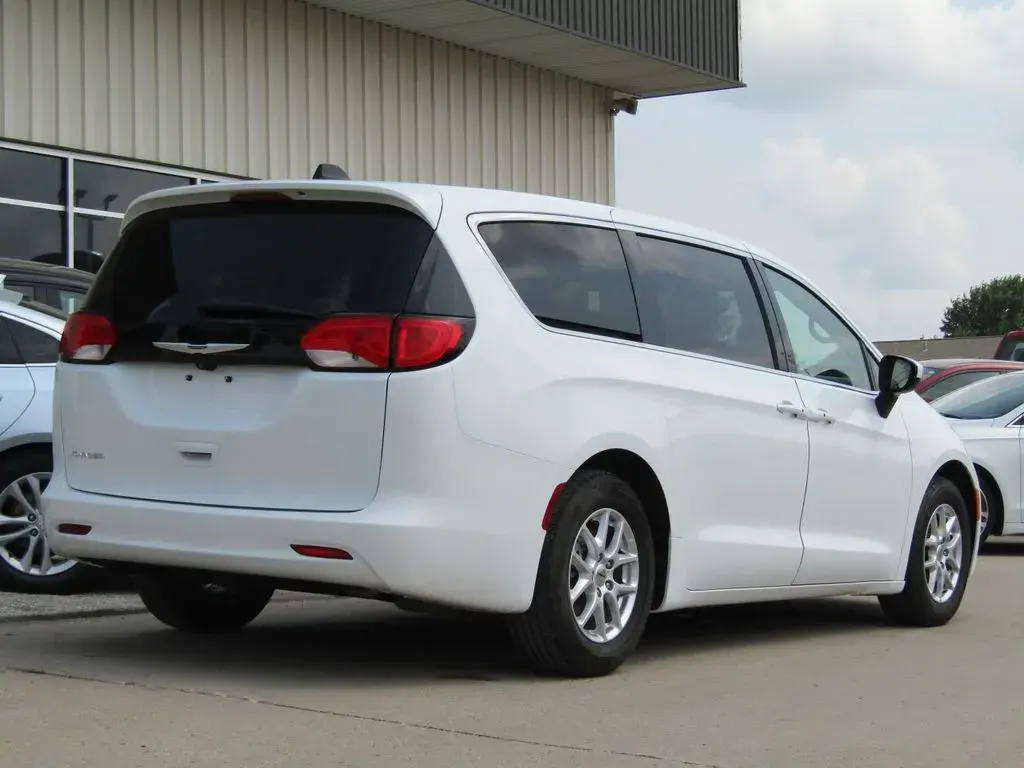 2023 Chrysler Voyager LX photo 3
