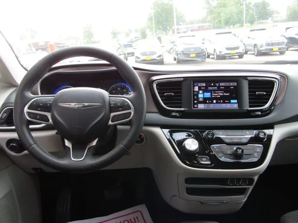 2023 Chrysler Voyager LX photo 5