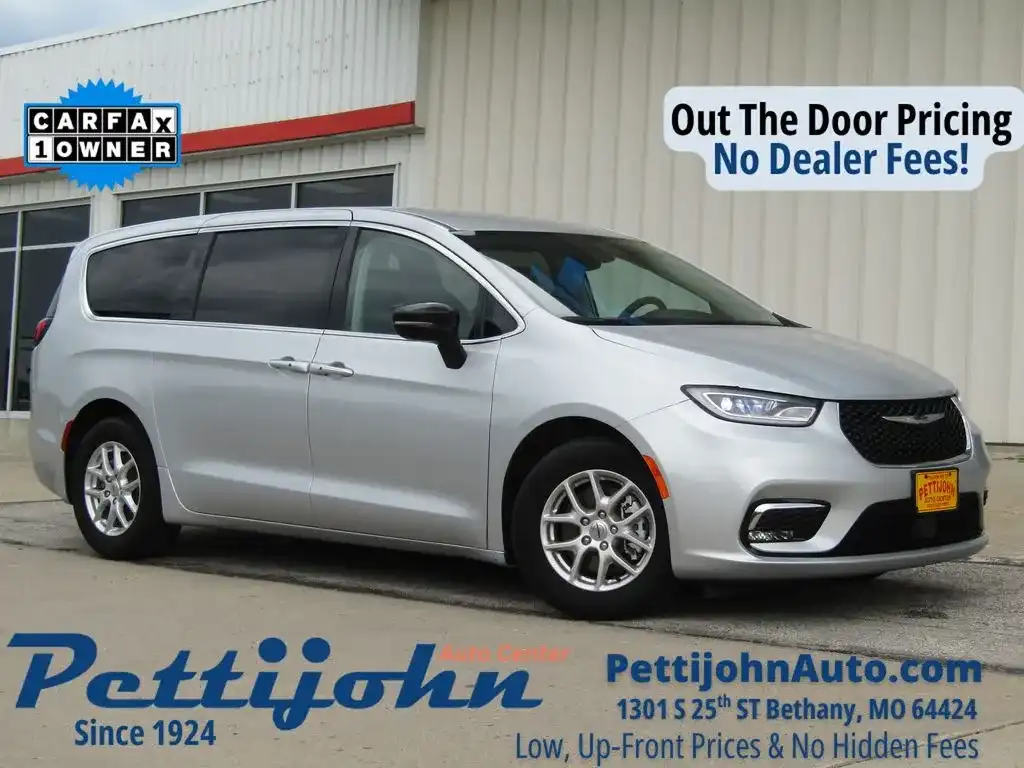 2024 Chrysler Pacifica Touring L's photo