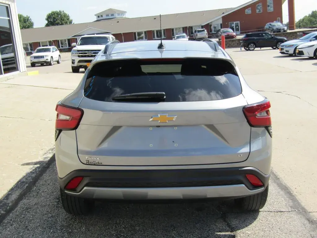 2024 Chevrolet Trax LT photo 4